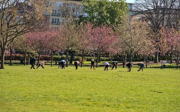 Belle Vue Distance Matin Grand Groupe Personnes Adultes Assistant Cours Photo De Stock