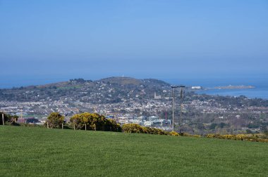 Killiney Tepesi ve Güney Dublin 'in bir kısmı güneşli bir günde Ballycorus Kurşun Madenlerinden Ballycorus, Co. Dublin, İrlanda' da görüldü. Yüksek çözünürlük