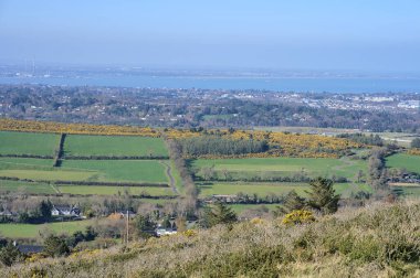 Güneşli bir günde Ballycorus, Co. Dublin 'de Ballycorus Kurşun Madenleri' nden görülen sarı, yeşil çayırların, kıvırcık yolların ve Güney Dublin 'in hava benzeri güzel manzarası. Yüksek çözünürlük
