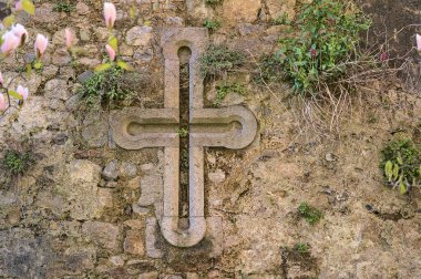 Dublin, İrlanda - 16 Nisan 2021: Haçlı antik Howth Castle duvarının güzel yakın plan görüntüsü. Şato düğünler, etkinlikler ve film için popüler bir yerdir. İrlanda kaleleri