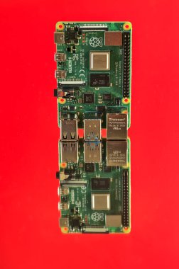 Dublin, İrlanda - 17 Nisan: Yansıtıcı kırmızı yüzey üzerindeki ahududu Pi 4 model B mini bilgisayarının güzel yakın çekim görüntüsü. Bilgisayar donanımının yaratıcı görüntüsü. Boşluğu kopyala