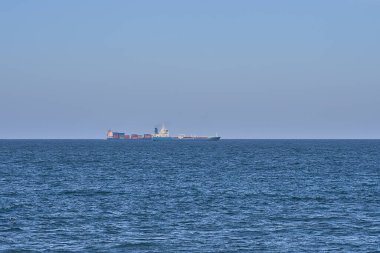 İrlanda Denizi 'ndeki kargo ve konteyner gemilerinin güzel akşam manzarası İrlanda, Dublin' deki Dun Laoghaire Limanı 'nın Batı İskelesi' nden görülüyor. Yumuşak ve seçici odaklanma. Minimalizm