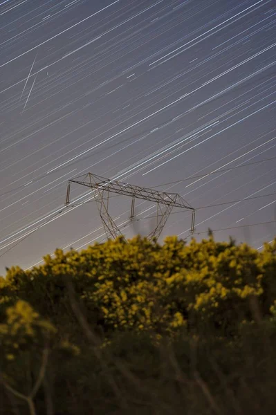 Krásný Noční Pohled Padající Lyridské Meteory Hvězdné Stezky Elektrické Vedení — Stock fotografie