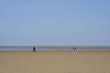 Dublin, İrlanda 'daki Sandymount Sahili' nin güzel parlak manzarası. Yürüyen insanlar. Açık alanlar. Yüksek çözünürlük