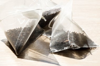 Üç plastik takım çantası yanal görünümünde