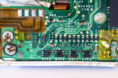 Paslı eski vida ve bazı transistör bir devre kartı üzerinde