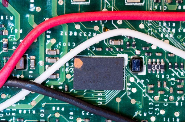 Macro tiro de um chip em uma placa de circuito — Fotografia de Stock