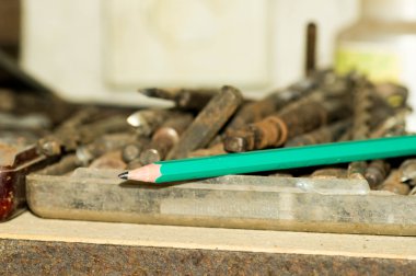 Yeşil kalem atölyede kullanılan.