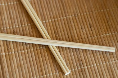 Suşi sopalarla birbirlerine
