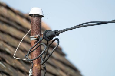 Eski elektrik kabloları bir çatı üzerinde