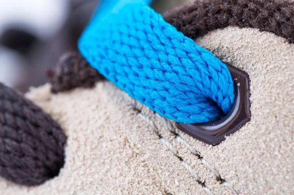 Латеральный вид синего и коричневого кружева на обуви — стоковое фото