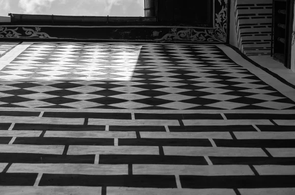 Black and white patterns on a wall which is upper part is brighter — Stock Photo, Image