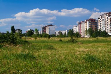 Apartman blokları ile bir şehirde bir yer manzara fotoğrafı