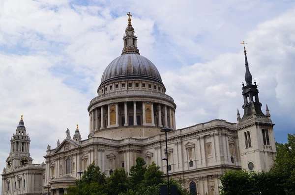 ロンドンで見つけたサン Paul の大聖堂の遠いショット — ストック写真