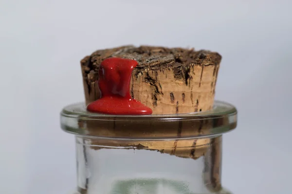 Corcho sellado con cera vieja en una botella de vidrio —  Fotos de Stock