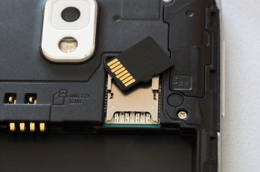 Genişleme yuvası var nerede bir mikro Sd Kart sökülmüş bir akıllı telefon üst atış