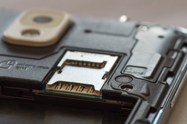 Makro çekim bir akıllı telefon nerede boş Sd kartı ve SIM görünür yuvasıdır