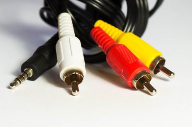 Beyaz arka plan düğümde kompozit kablo