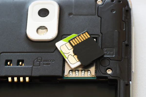 Bovenste shot van een ontmanteld smartphone waar op de uitbreidingssleuf er micro Sd auto op een Micro SIM-kaart is — Stockfoto