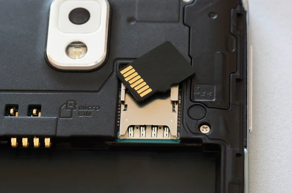 Övre skott av en demonterade smartphone där expansion slot det är ett micro Sd-kort — Stockfoto