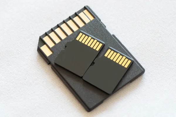 O adaptador micro SD com dois cartões micro SD nele — Fotografia de Stock