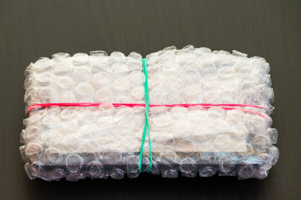 Упакованные и запечатанные электронные устройства в пузырчатую пленку
