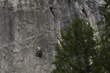 Dikey cliff side tırmanma sırasında bir dağcı