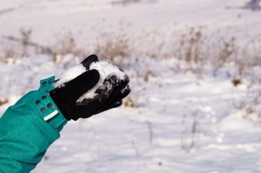 Siyah eldivenli ise taze kar holding
