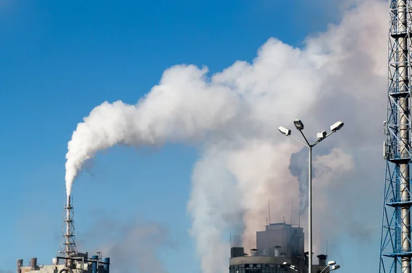Chimenea de fábrica que libera gran cantidad de humo —  Fotos de Stock