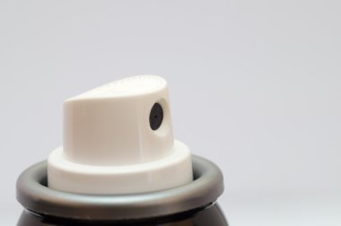 Beyaz arka planda bir deodorant sprey aktüatör makro görünümü