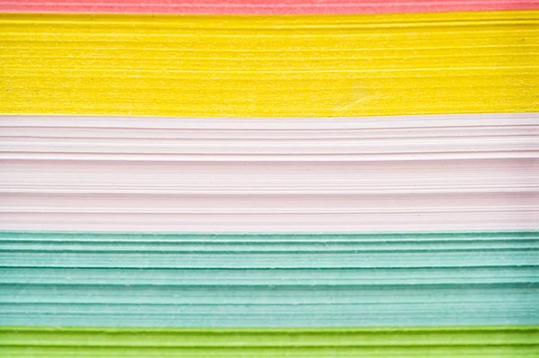 Papiers de différentes couleurs dans une pile — Photo