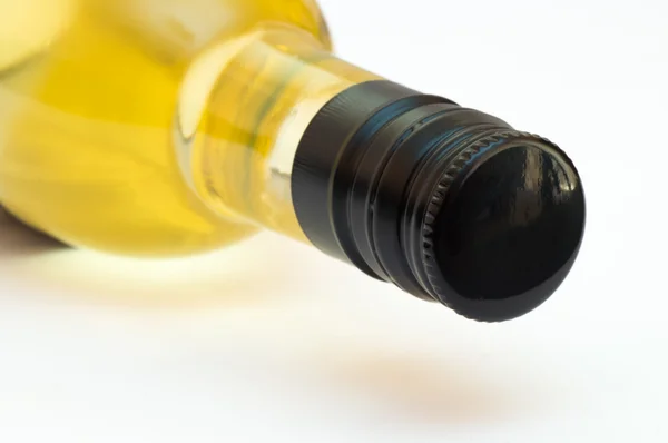 Bottiglia di liquido in vista laterale con tazza di metallo nero su di esso — Foto Stock