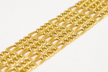 Güzel bir satırda düzenlenen altın Kolyeler