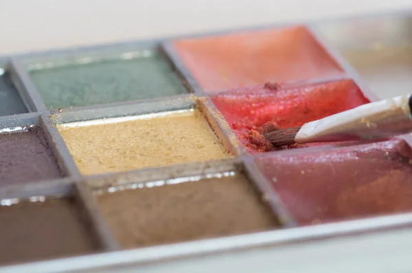 Macro-opname van make-up palet met penseel in het — Stockfoto