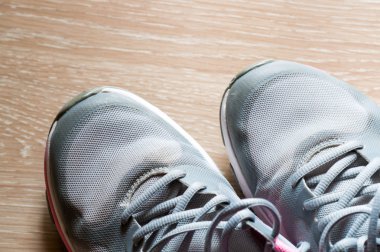 Sola doğru işaret eden kadın eğitim Ayakkabı