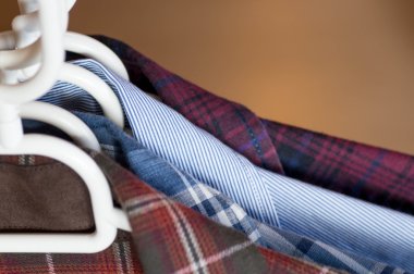 Farklı türde bir gömlek yaka önden görünümü