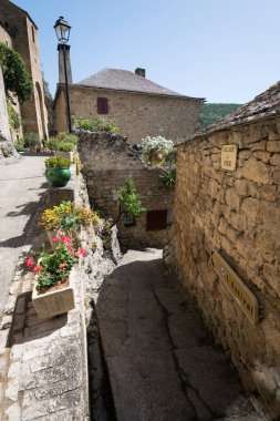 Peyre, Tarn 'ın yukarısındaki ortaçağ köyü, Aveyron' daki troglodit kilisesi..
