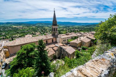 Saint-Saturnin-ls-Apt, Provence-Alpes-Cte-d 'Azur' daki Luberon 'daki ortaçağ tepe köyü..