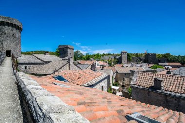 La Couvertoirade güzel ortaçağ köyü Aveyron 'da tünemişti..