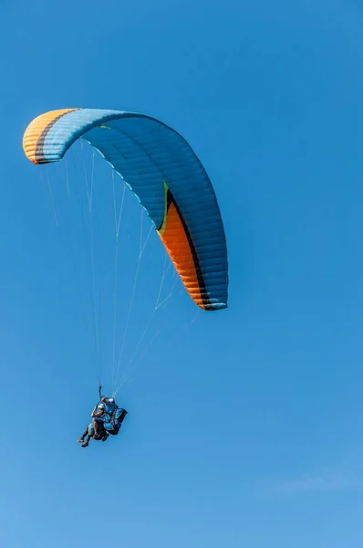在米劳高架桥上方的Aveyron天空中滑翔机 — 图库照片