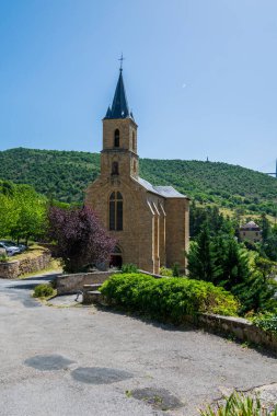 Peyre, Tarn 'ın yukarısındaki ortaçağ köyü, Aveyron' daki troglodit kilisesi..