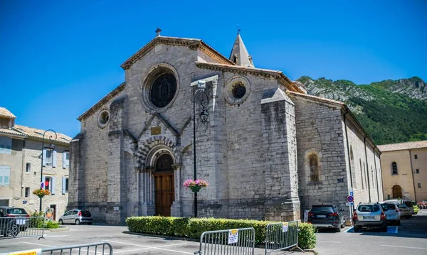 Sisteron 上普罗旺斯阿尔卑斯山区的一个山顶村 — 图库照片