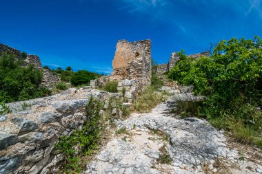 Saint-Saturnin-ls-Apt, Provence-Alpes-Cte-d 'Azur' daki Luberon 'daki ortaçağ tepe köyü..