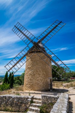 Saint-Saturnin-ls-Apt, Provence-Alpes-Cte-d 'Azur' daki Luberon 'daki ortaçağ tepe köyü..