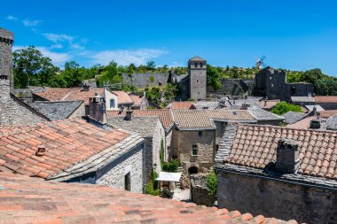 La Couvertoirade güzel ortaçağ köyü Aveyron 'da tünemişti..