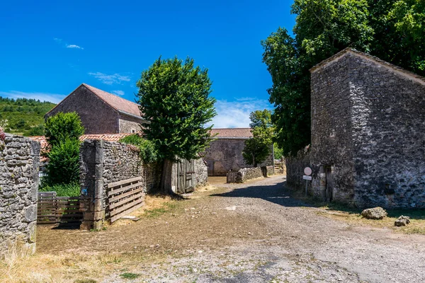 La Couvertoirade güzel ortaçağ köyü Aveyron 'da tünemişti..