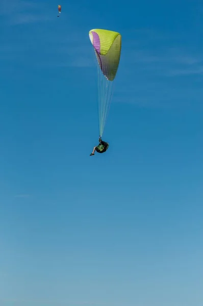 Paraglider Obloze Aveyron Nad Viaduktem Millau — Stock fotografie