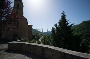 Peyre, Tarn 'ın yukarısındaki ortaçağ köyü, Aveyron' daki troglodit kilisesi..