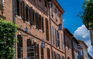 Albi, Fransa 'nın Occitanie kentindeki tarihi Tarn kasabası..