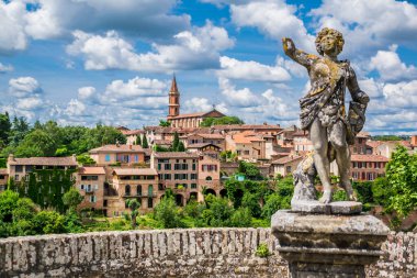 Albi, Fransa 'nın Occitanie kentindeki tarihi Tarn kasabası..